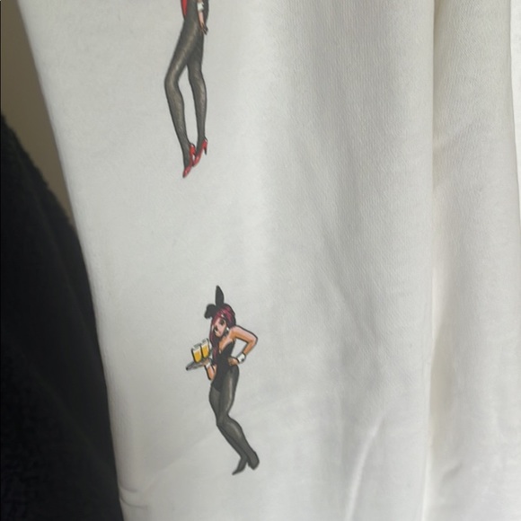 The pictures show the print that is on right & left leg. - Picture 2 of 3